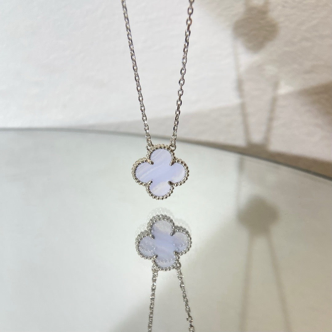 [Cyra] CLOVER 15MM HALSKETTE BLAUER CHALCEDON SILBER