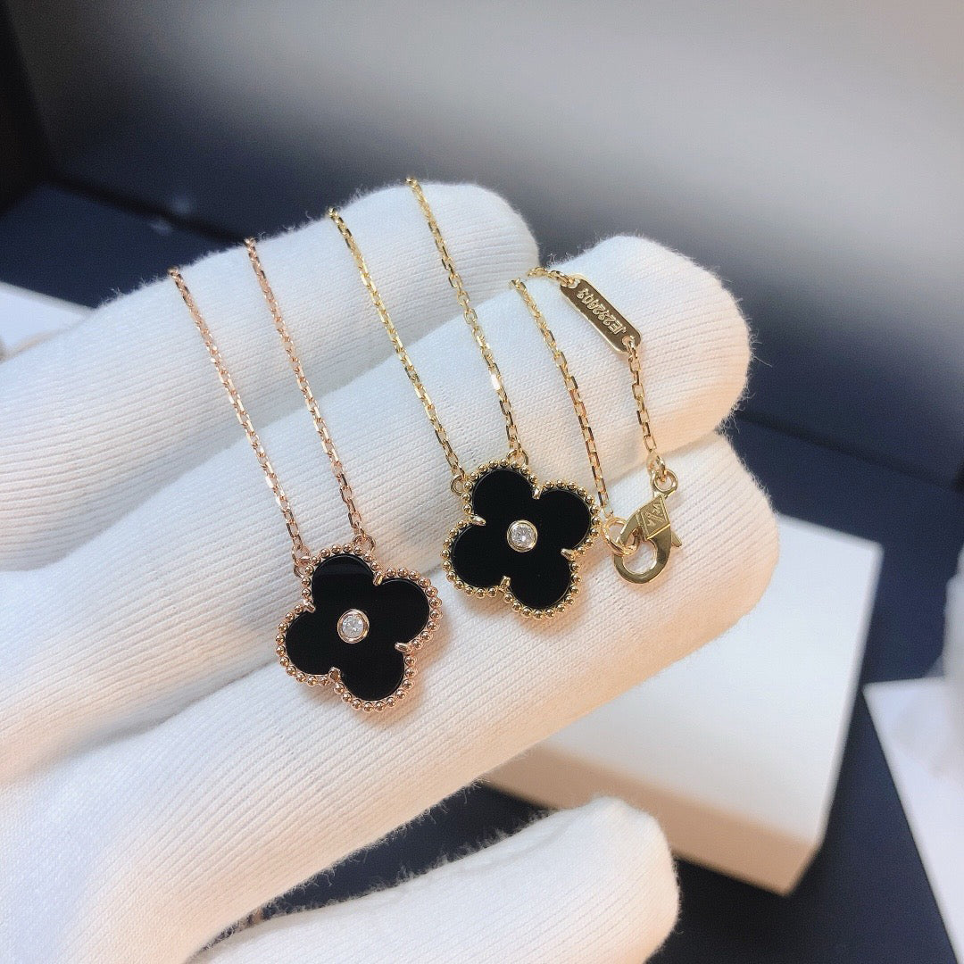 [Cyra]  CLOVER 15MM DIAMOND ONYX NECKLACE