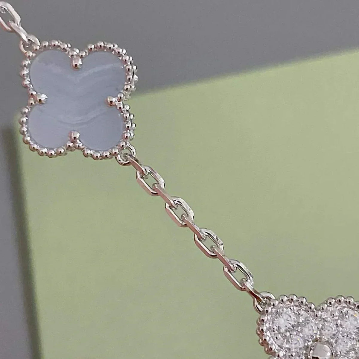 [Cyra] Neue CLOVER 5 MOTIV ARMBANDKOLLEKTION AUS LILAM CHALCEDON