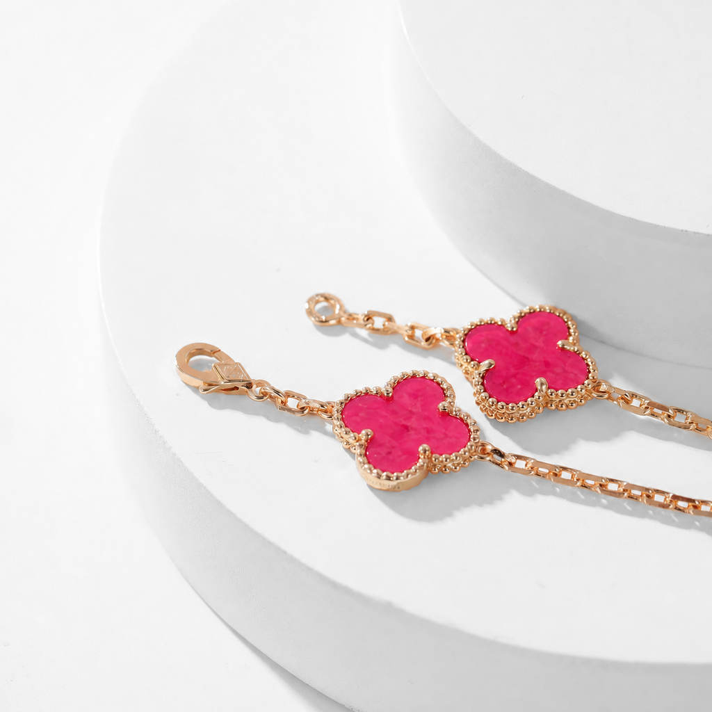 [Cyra] NEUE CLOVER 10 MOTIVE HALSKETTE MIT ROSA EMAILLE