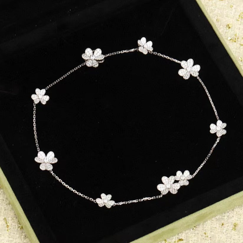 [Cyra]  FRIVOLER SILBER-HALSKETTE MIT 9 BLUMEN