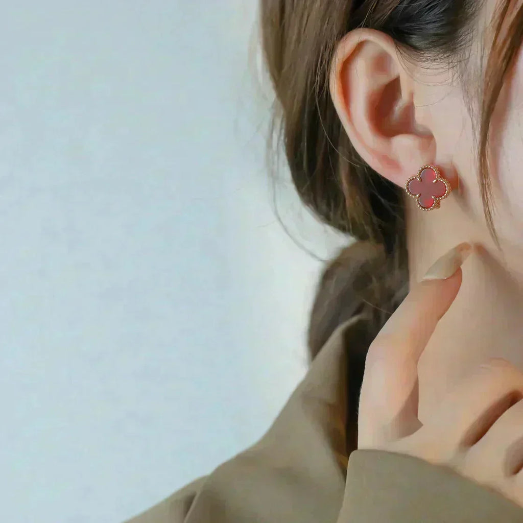 [Cyra]  CLOVER MEDIUM 1 MOTIFS CARNELIAN  EARRINGS
