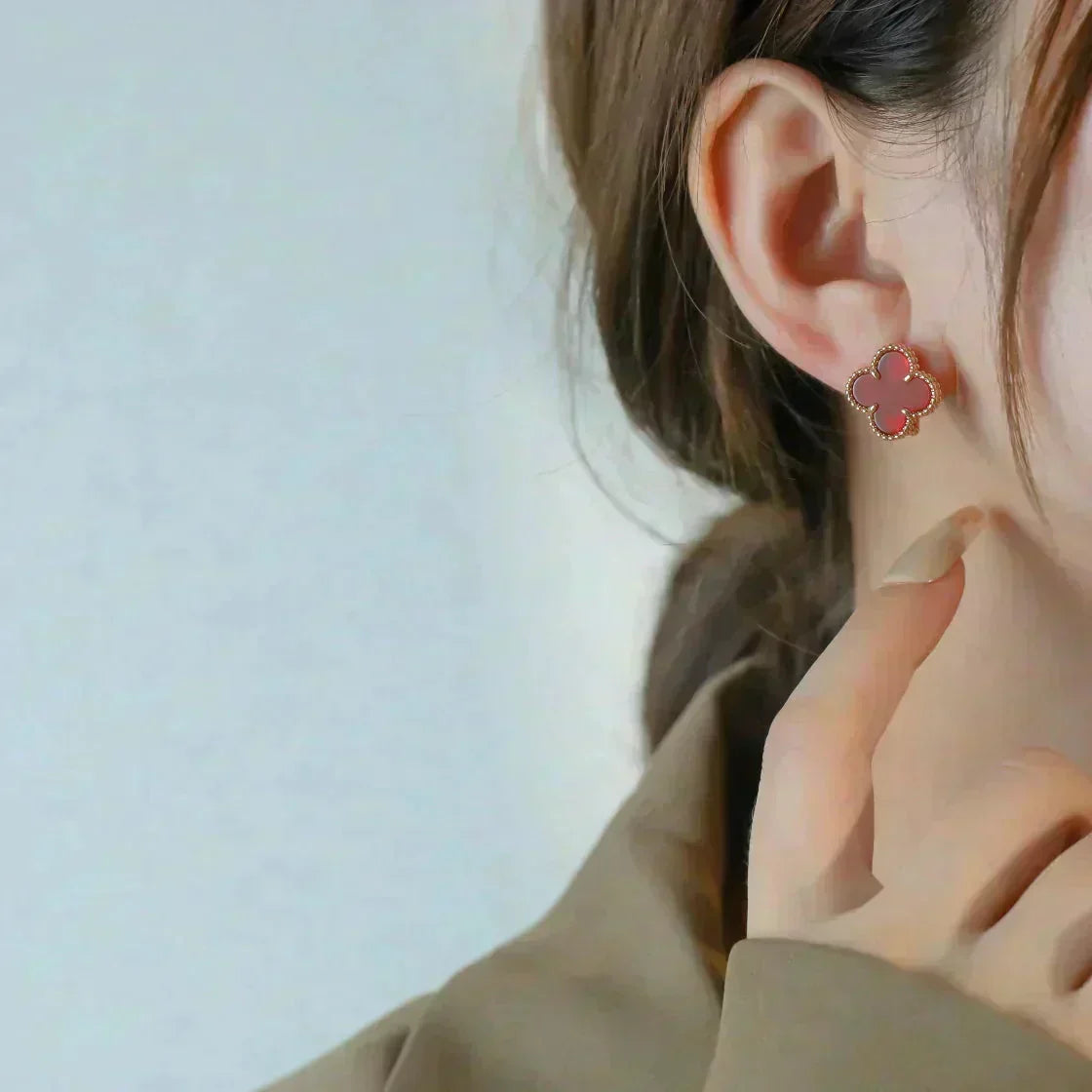 [Cyra]  CLOVER MEDIUM 1 MOTIFS CARNELIAN  EARRINGS