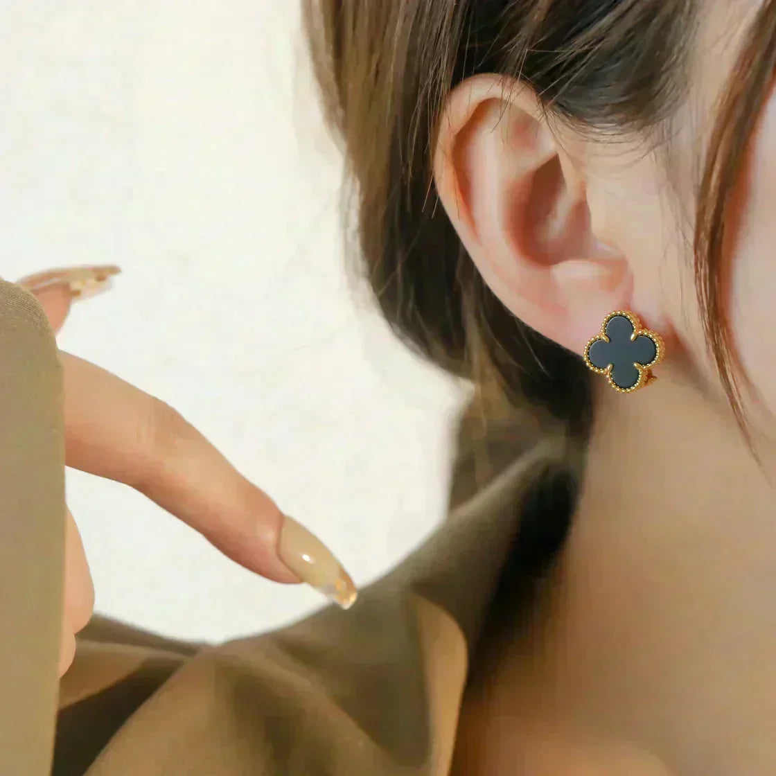 [Cyra]  CLOVER MEDIUM 1 MOTIFS  ONYX STUD EARRINGS