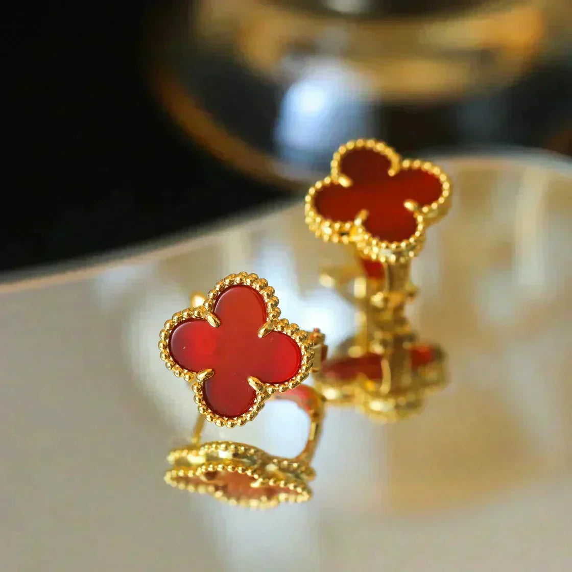 [Cyra]  CLOVER MEDIUM 1 MOTIFS CARNELIAN  EARRINGS