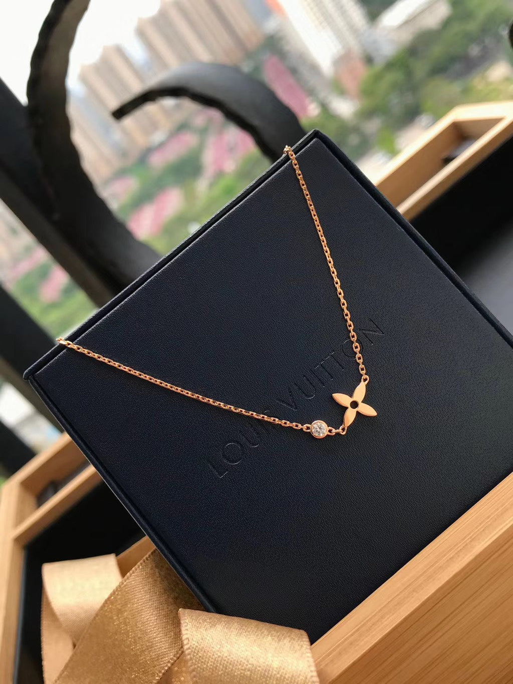[Cyra] BLÜTEN-ANHÄNGER ROSÉGOLD UND DIAMANT