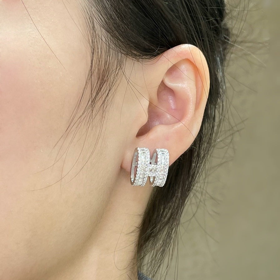 [Cyra]  H STUD EARRINGS WITH SILVER DIAMONDS