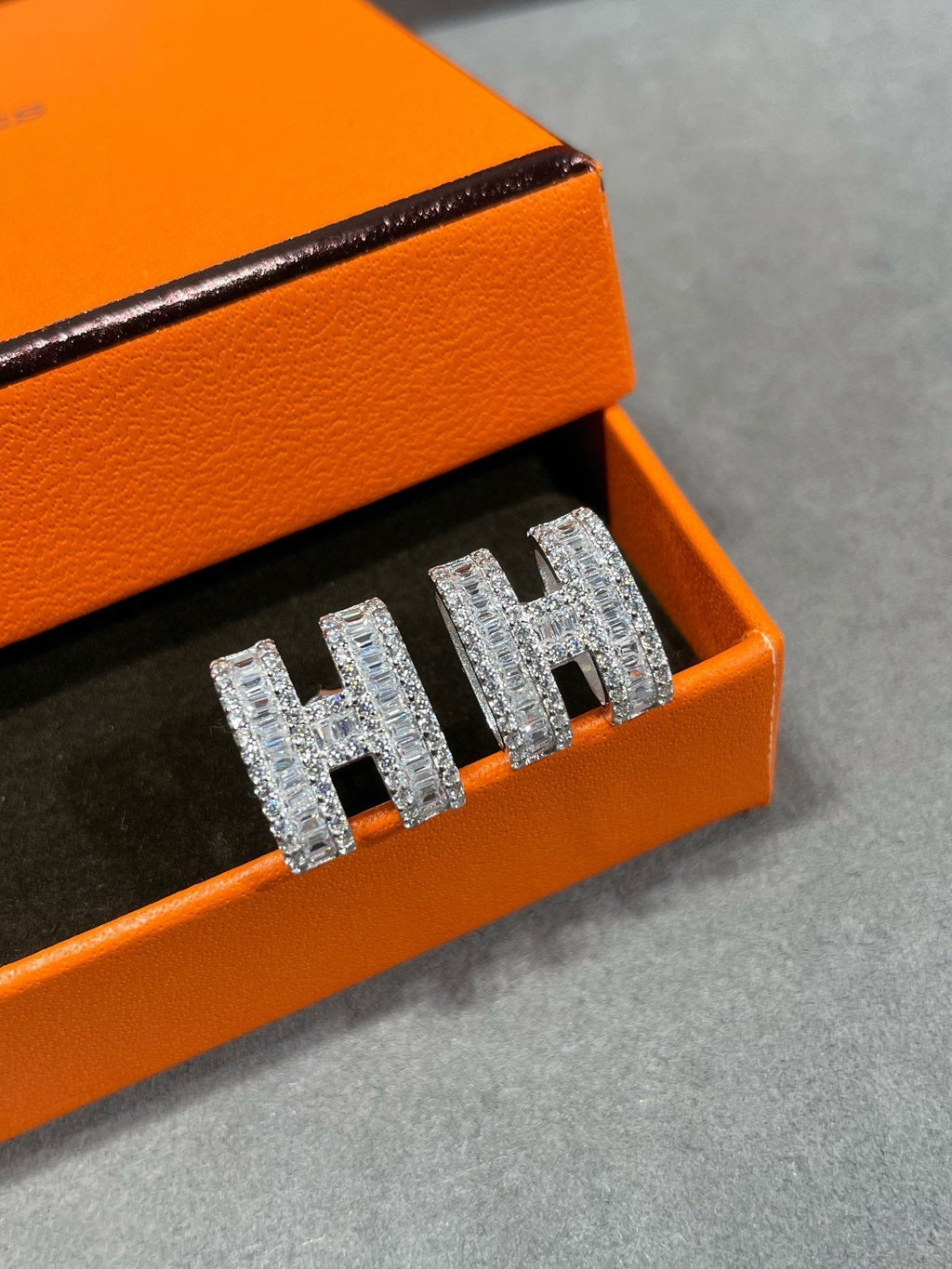 [Cyra]  H STUD EARRINGS WITH SILVER DIAMONDS