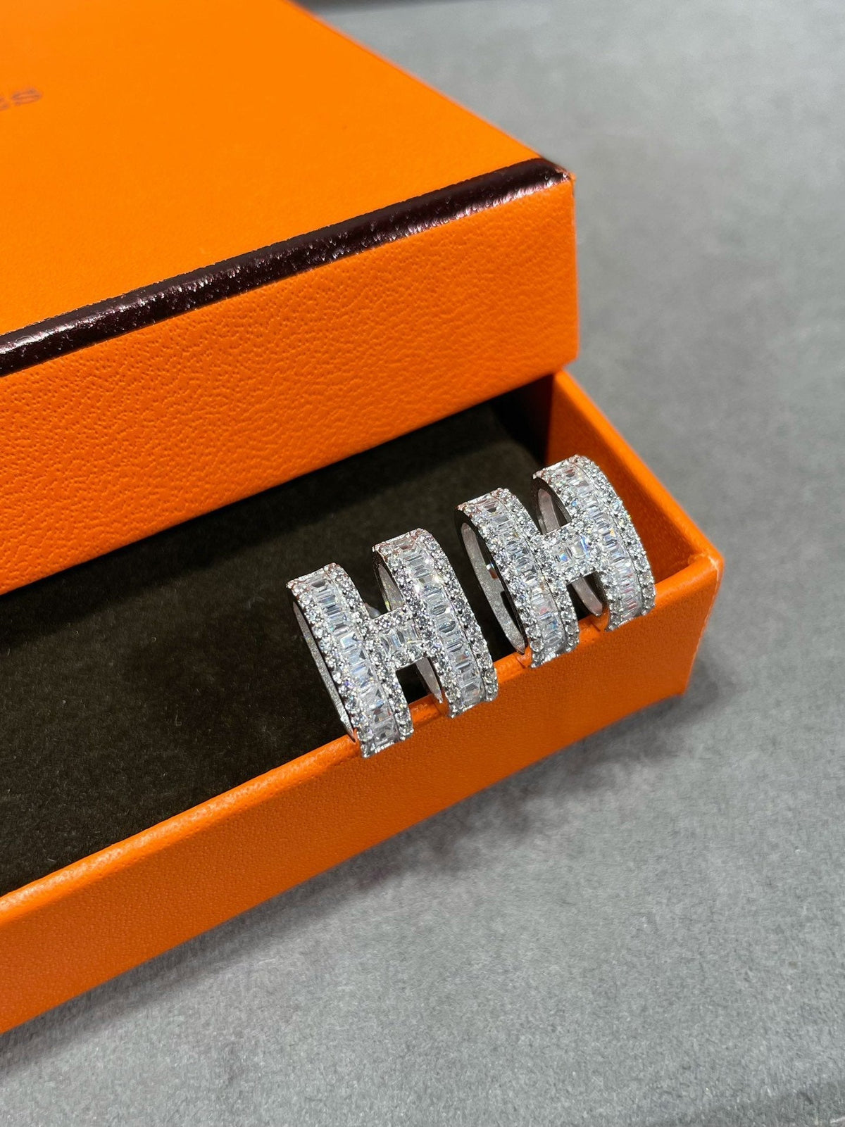 [Cyra]  H STUD EARRINGS WITH SILVER DIAMONDS