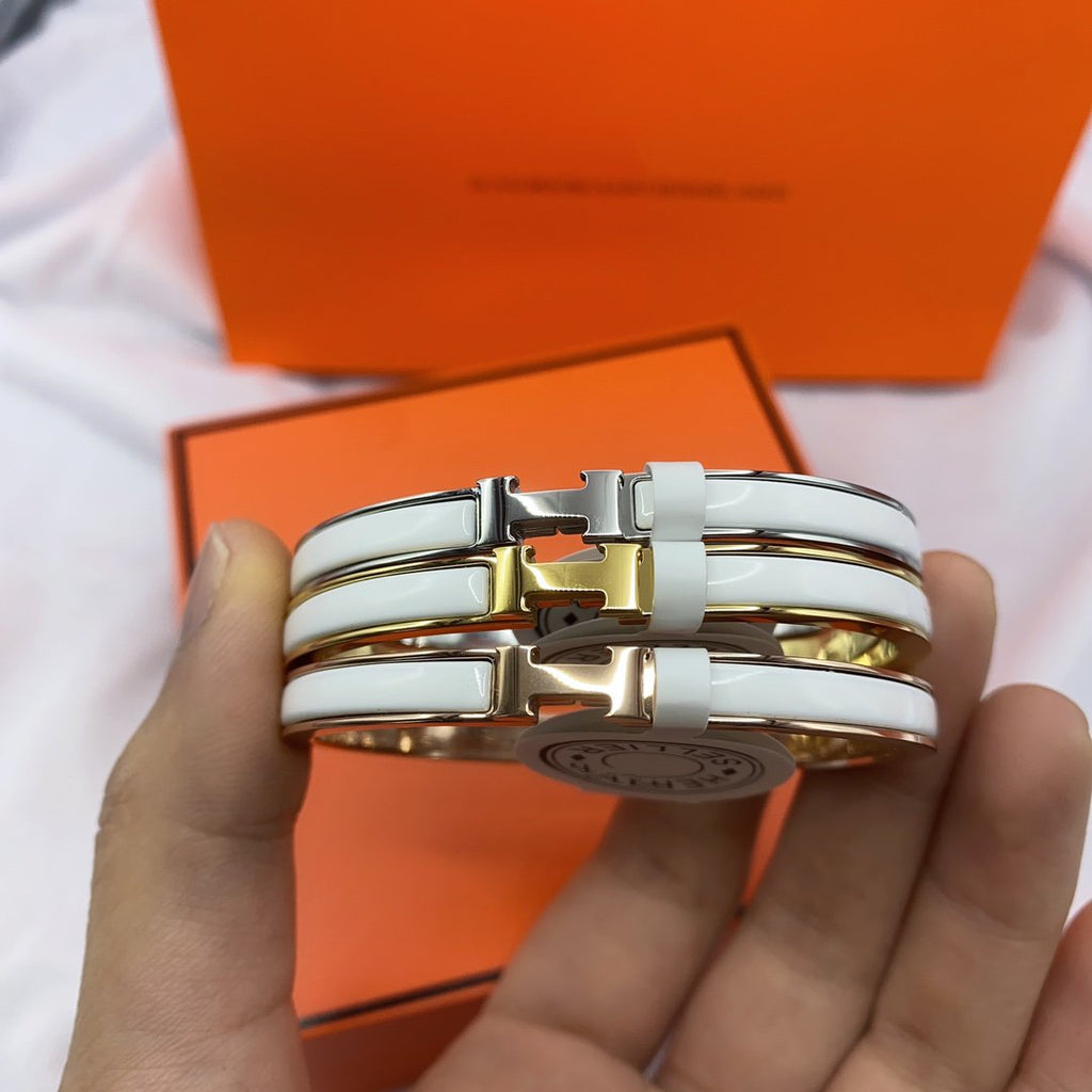 [Cyra] KLASSISCHES HM CLIC-ARMBAND AUS WEISSEM EMAIL 8 MM
