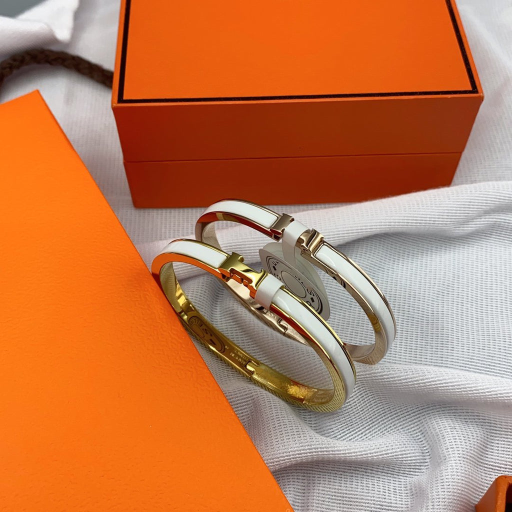 [Cyra] KLASSISCHES HM CLIC-ARMBAND AUS WEISSEM EMAIL 8 MM