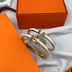 [Cyra] KLASSISCHES HM CLIC-ARMBAND AUS WEISSEM EMAIL 8 MM