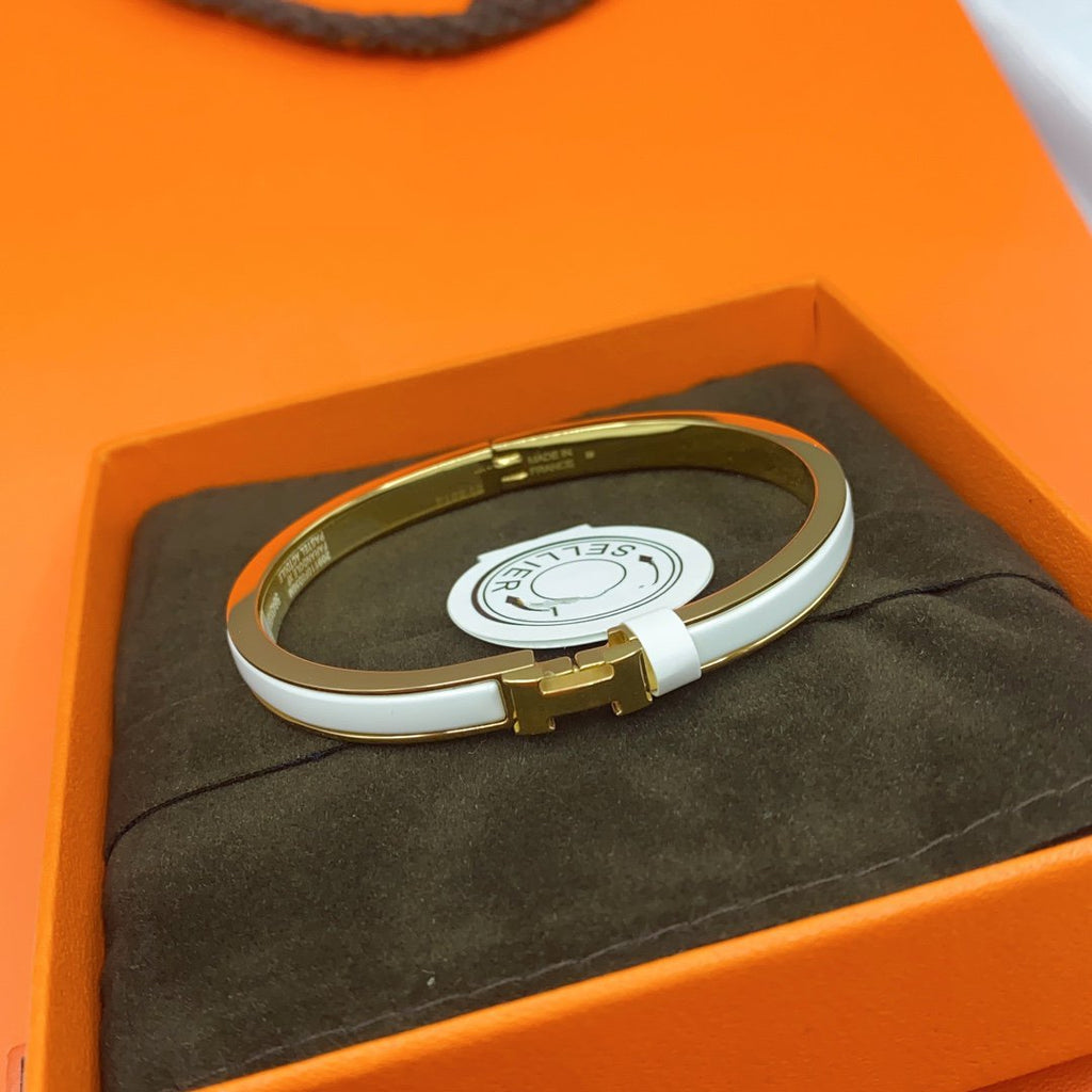 [Cyra] KLASSISCHES HM CLIC-ARMBAND AUS WEISSEM EMAIL 8 MM