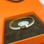 [Cyra] KLASSISCHES HM CLIC-ARMBAND AUS WEISSEM EMAIL 8 MM