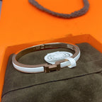 [Cyra] KLASSISCHES HM CLIC-ARMBAND AUS WEISSEM EMAIL 8 MM