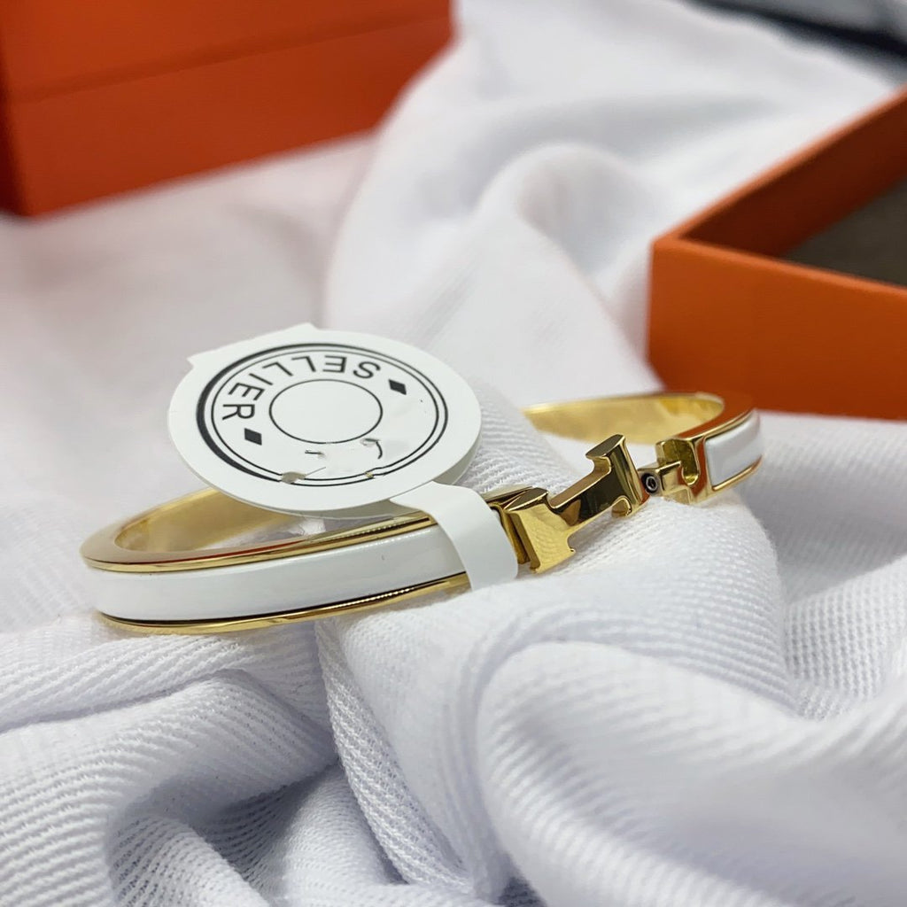 [Cyra] KLASSISCHES HM CLIC-ARMBAND AUS WEISSEM EMAIL 8 MM
