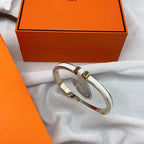 [Cyra] KLASSISCHES HM CLIC-ARMBAND AUS WEISSEM EMAIL 8 MM