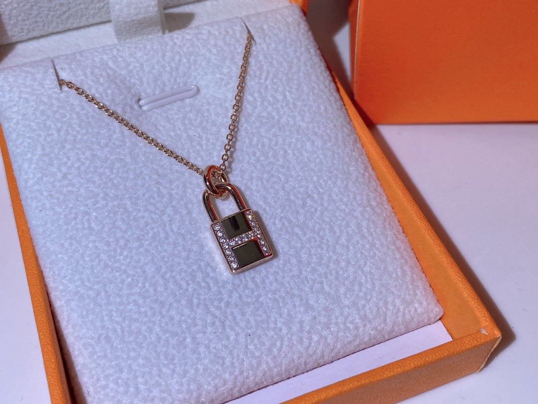 [Cyra]  HM ADVANCED NICHE LOCK HEAD NECKLACE DIAMONDS