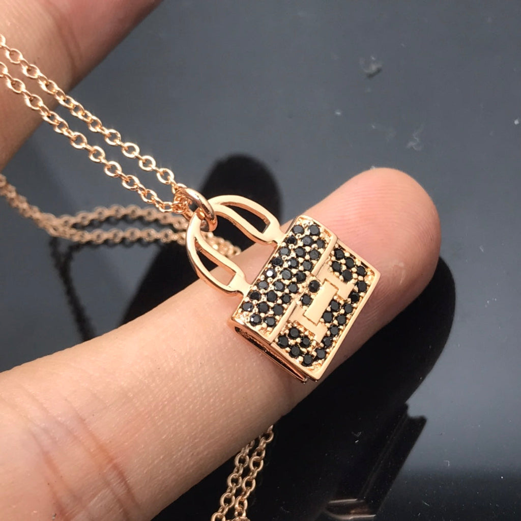 {
  "Cyra": "HM ネックレス 入荷 ブラックダイヤモンド"
}