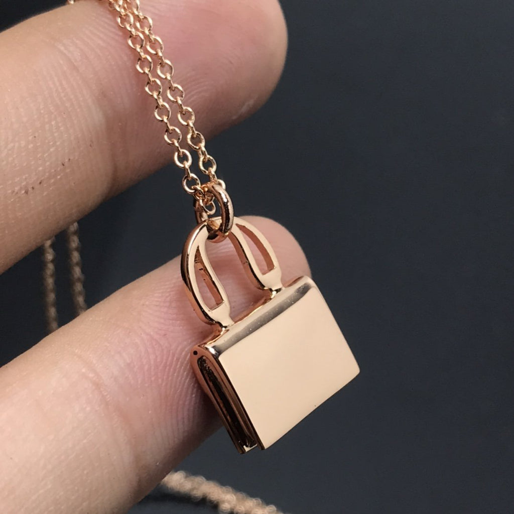 {
  "Cyra": "HM ネックレス 入荷 ブラックダイヤモンド"
}