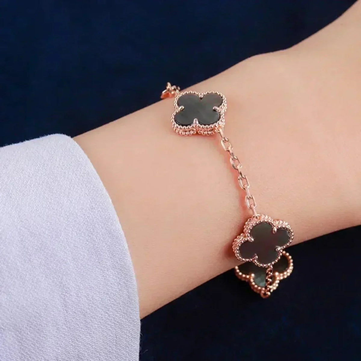 [Cyra] New CLOVER 5 MOTIF GRAY MOP BRACELET COLLECTION