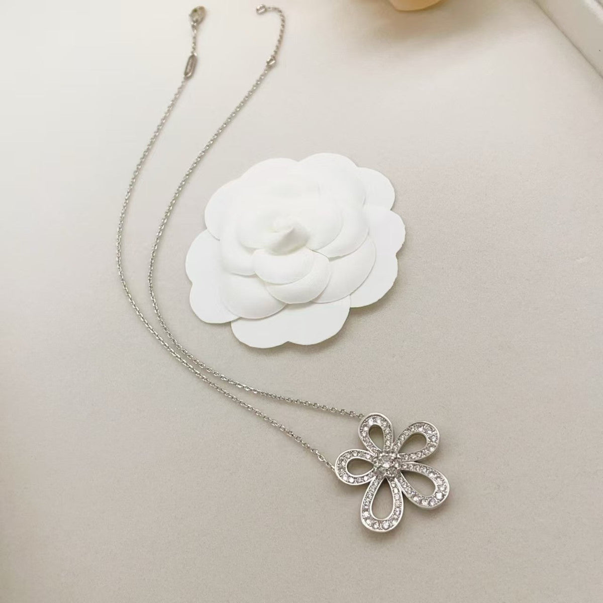 [Cyra]  Big  FLOWER Silver DIAMOND NECKLACE