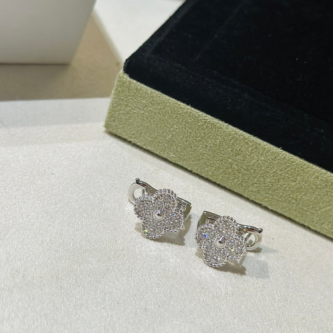 [Cyra]  CLOVER 1 MOTIFS DIAMOND STUD EARRINGS SILVER