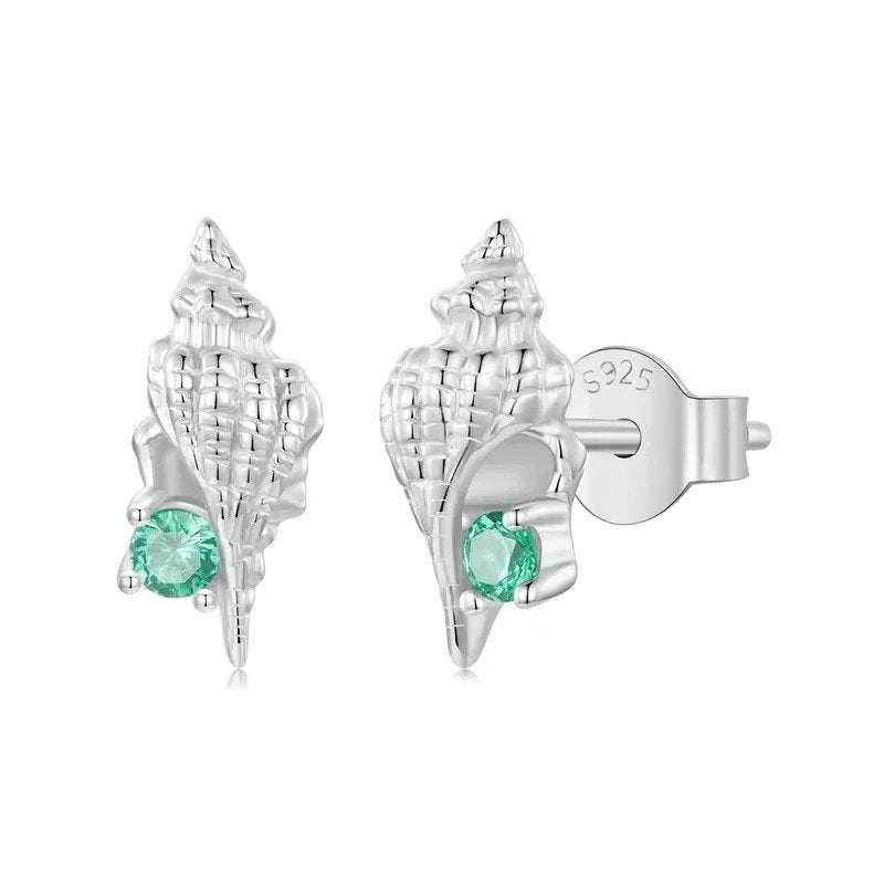 Conch-Ohrstecker mit eingelegtem grünem Zirkonia, hypoallergene Ohrringe