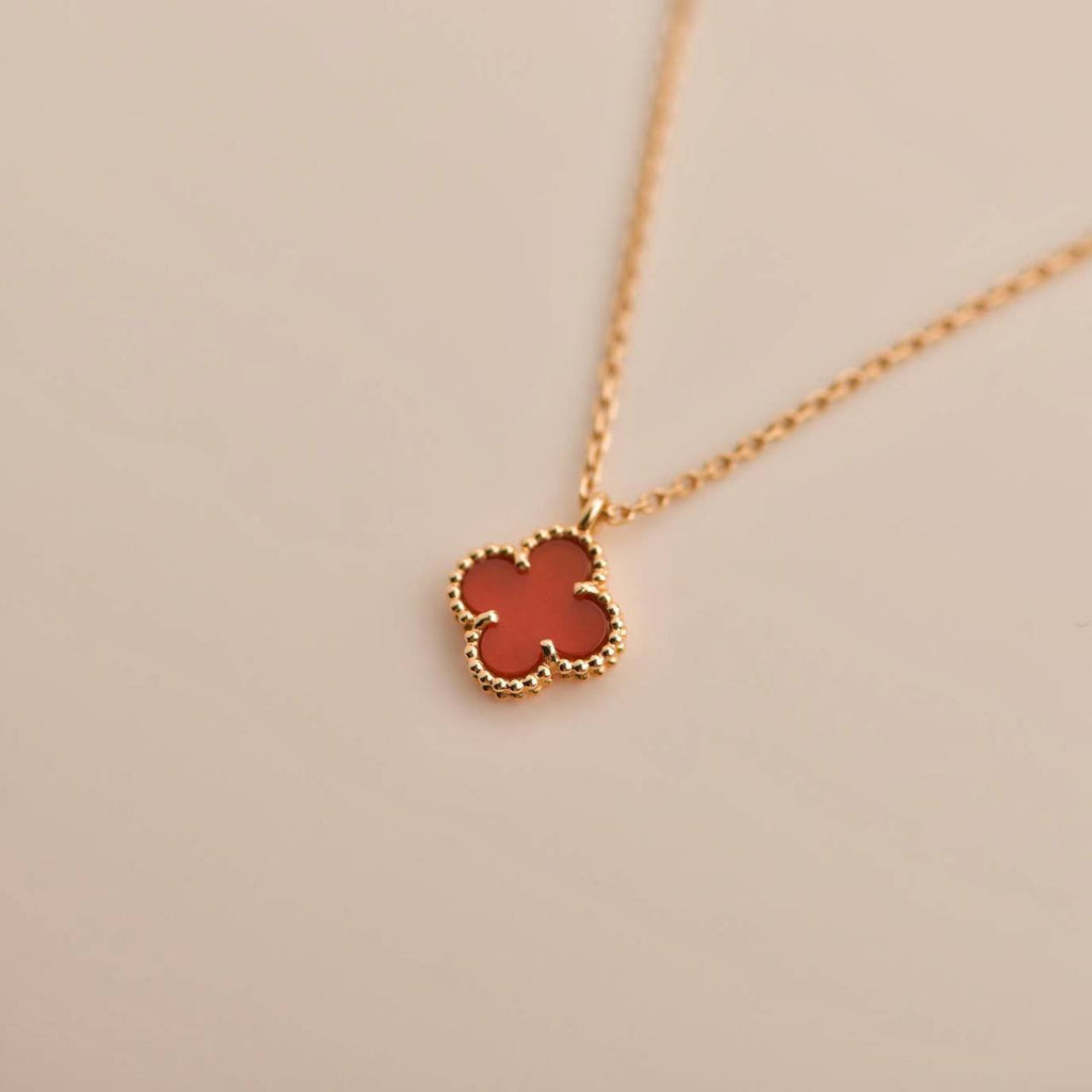 [Cyra]  CLOVER MINI 9.5MM WHITE CARNELIANS NECKLACE