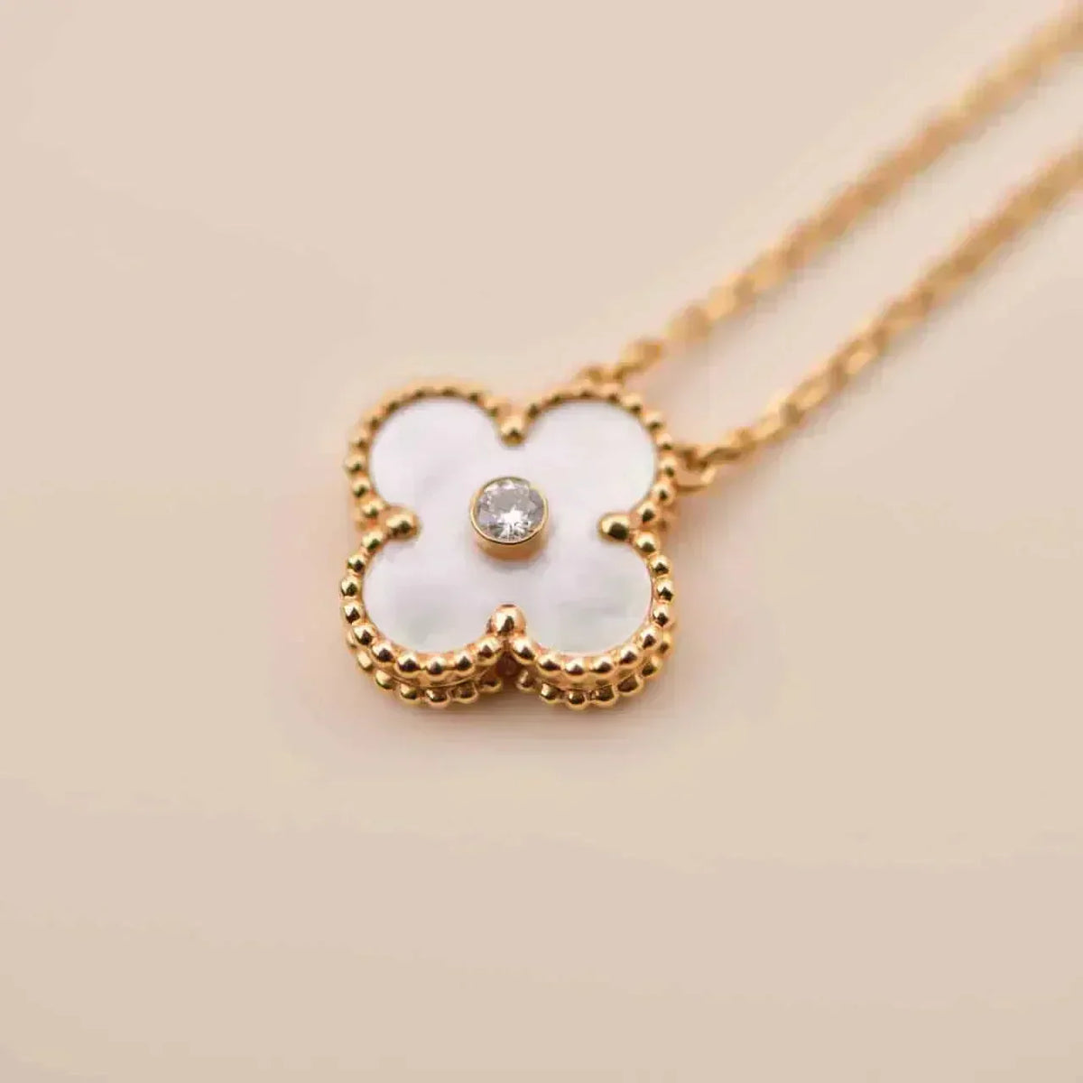 [Cyra] CLOVER 15MM DIAMOND WHITE FRITILLARIA HALSKETTE