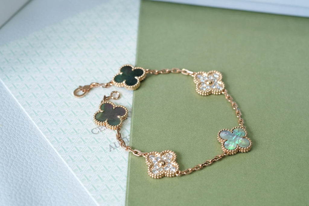[Cyra] New CLOVER 5 MOTIF GRAY MOP BRACELET COLLECTION