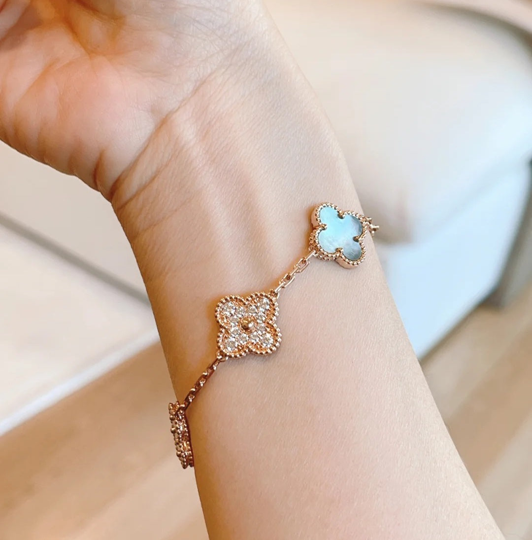 [Cyra] New CLOVER 5 MOTIF GRAY MOP BRACELET COLLECTION