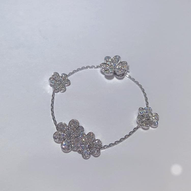 [Cyra] FRIVOLE ARMBAND MIT 5 BLÜTEN SILBER