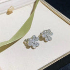{
  "Cyra": "FRIVOLE SILBERNE BLUMEN-DIAMANT-OHRRINGE"
}