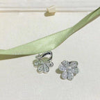 {
  "Cyra": "FRIVOLE SILBERNE BLUMEN-DIAMANT-OHRRINGE"
}