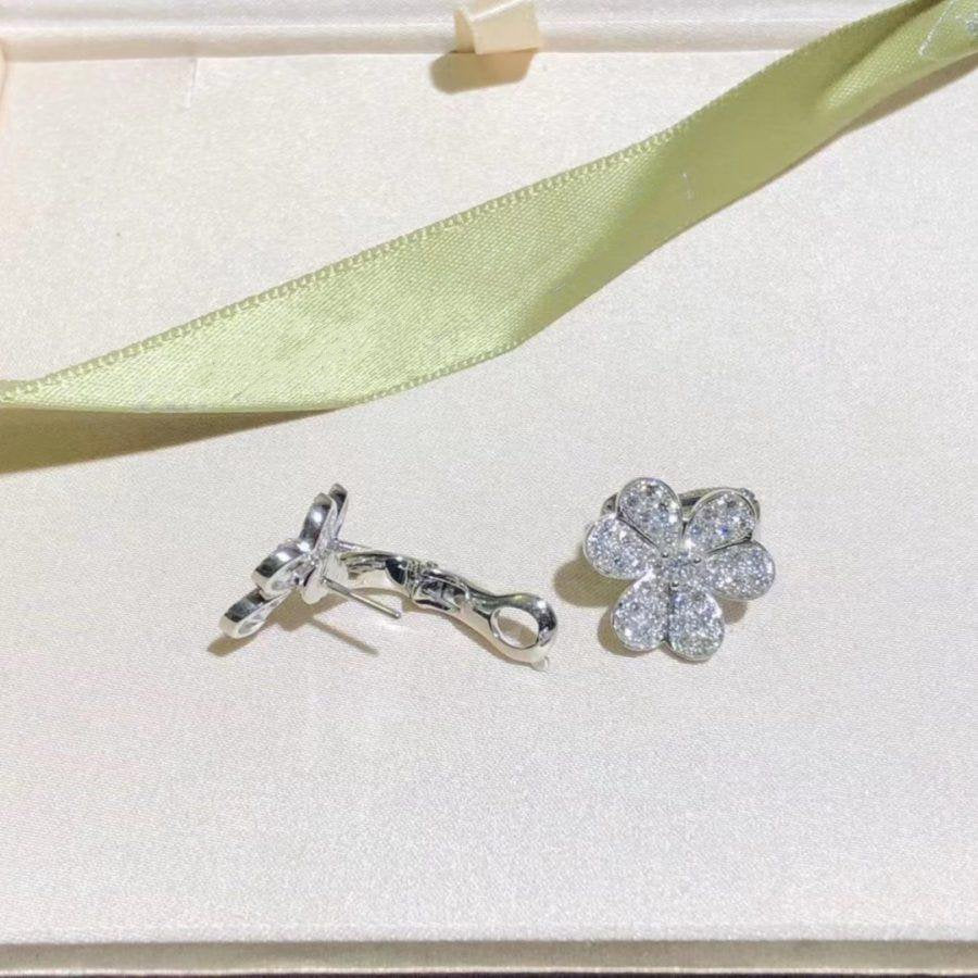 {
  "Cyra": "FRIVOLE SILBERNE BLUMEN-DIAMANT-OHRRINGE"
}