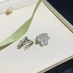 {
  "Cyra": "FRIVOLE SILBERNE BLUMEN-DIAMANT-OHRRINGE"
}