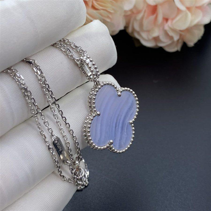 [Cyra]  CLOVER SILVER CHALCEDONY BIG CLOVER NECKLACE