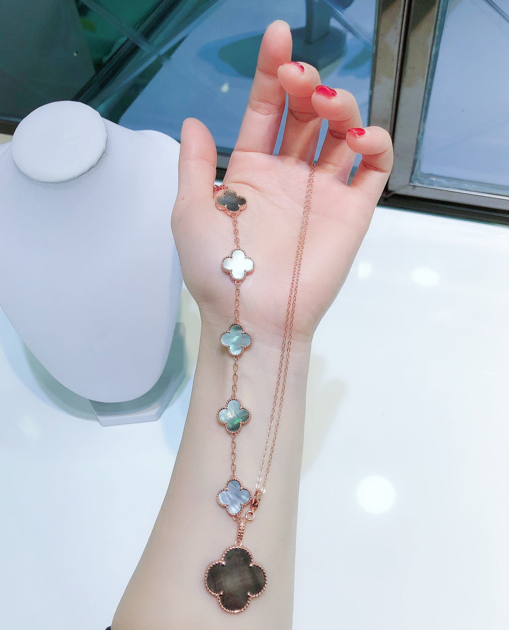 [Cyra] KOMBINIERTES ARMBAND 5 MOTIVE UND HALSKETTE DUNKLES PERLMUTT ROSÉGOLD