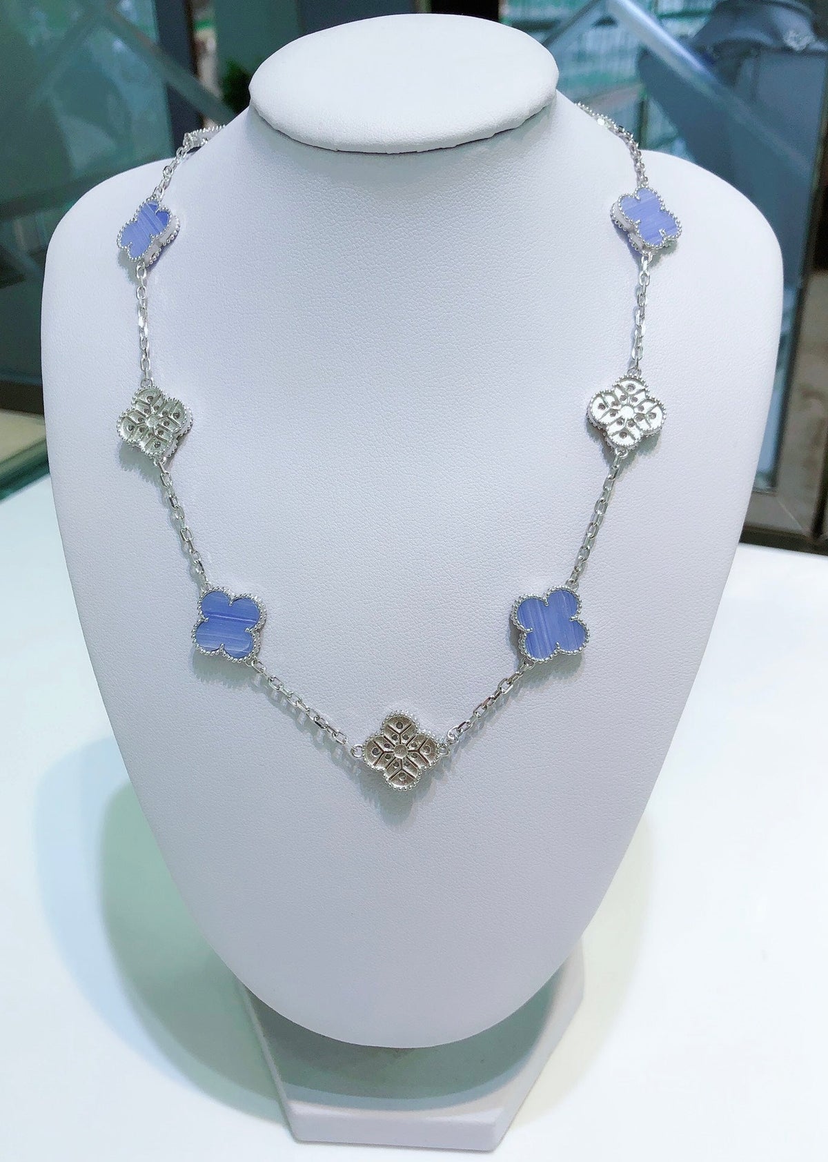 [Cyra]  CLOVER 10 MOTIFS CHALCEDONY DIAMONDS SILVER NECKLACE