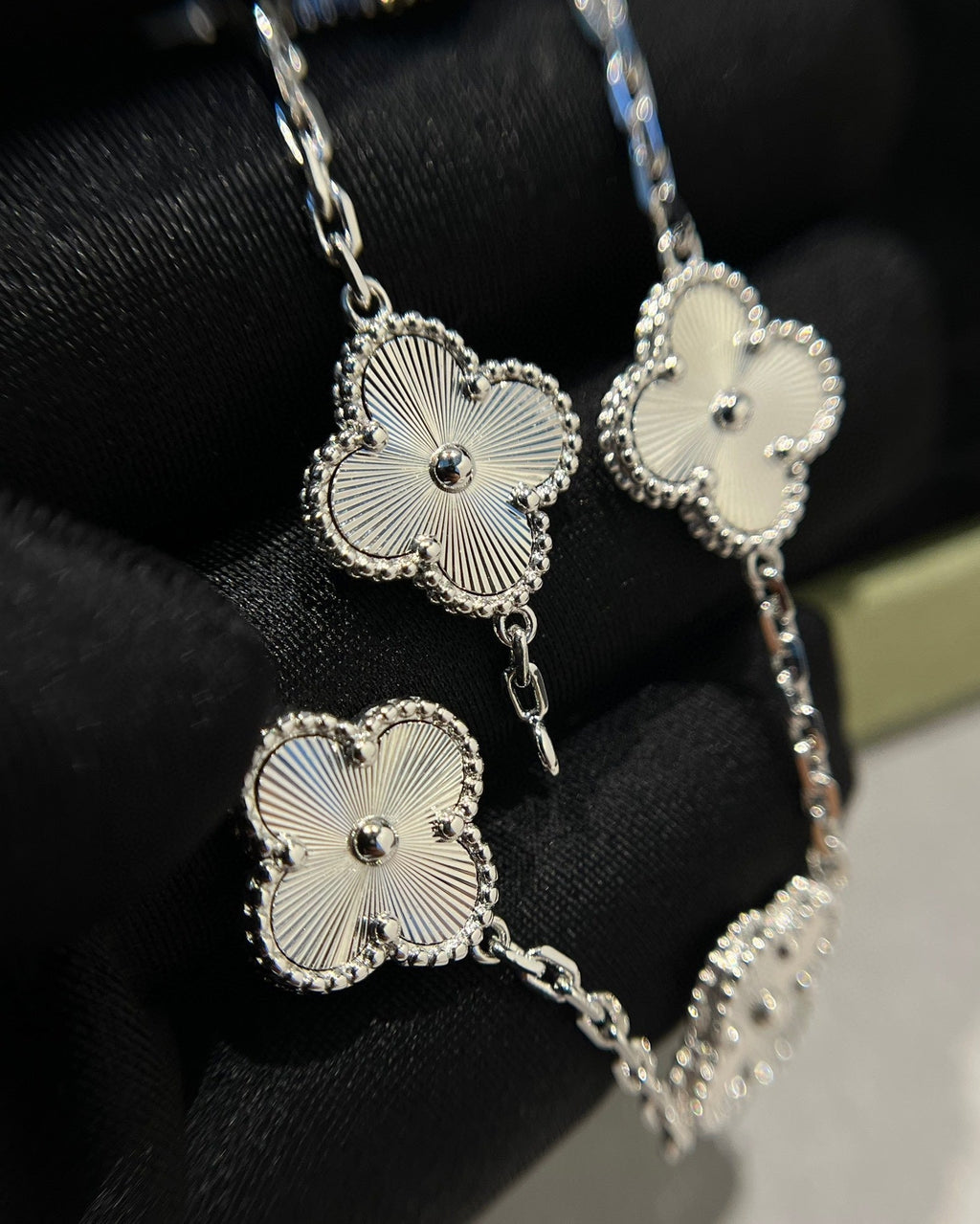 [Cyra] New  CLOVER 5 MOTIF LASER BRACELET COLLECTION