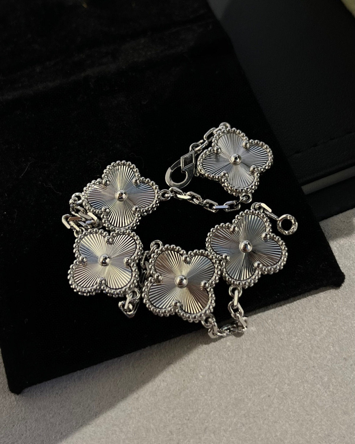 [Cyra] New  CLOVER 5 MOTIF LASER BRACELET COLLECTION