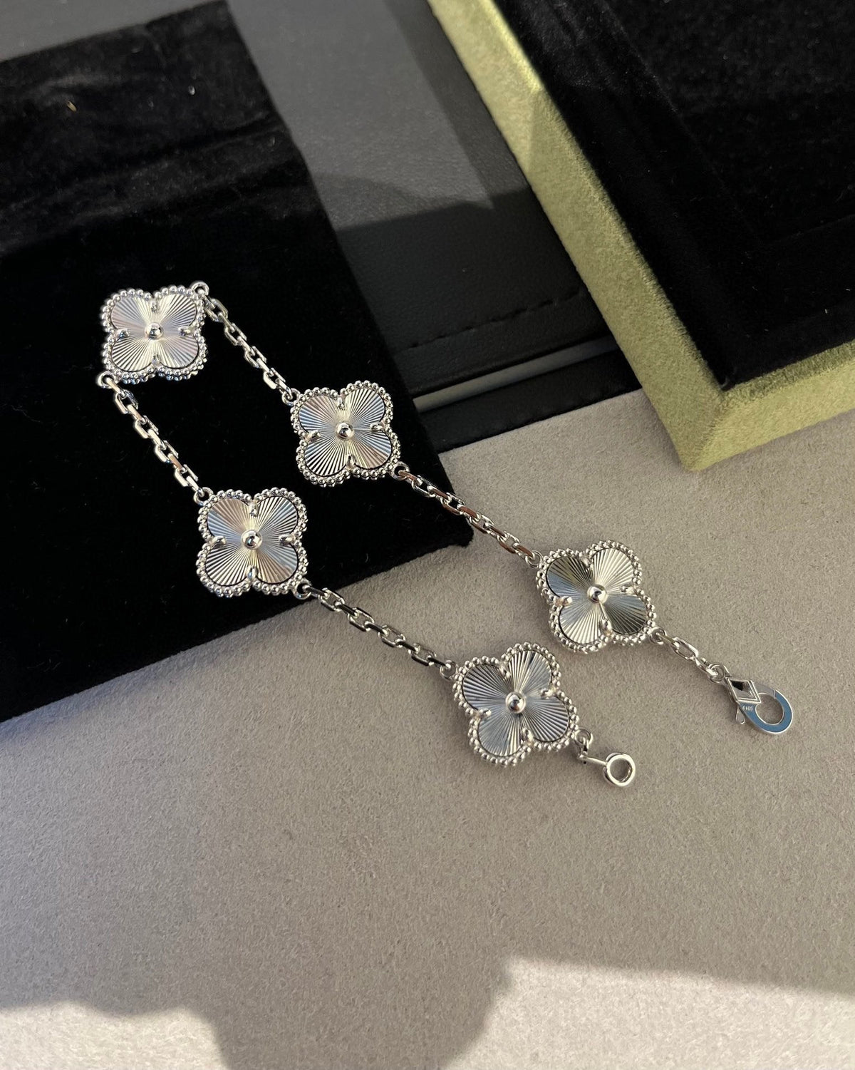 [Cyra] New  CLOVER 5 MOTIF LASER BRACELET COLLECTION